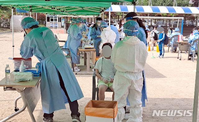[광주=뉴시스] 류형근 기자 = 14일 오전 광주의 한 초등학교에서 코로나19 확진자가 나와 방역당국이 전수검사를 하고 있다. (사진=남구제공). 2021.05.14. photo@newsis.com *재판매 및 DB 금지