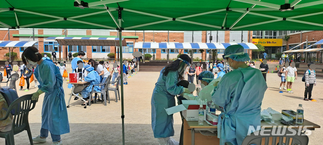 [광주=뉴시스] 류형근 기자 = 지난 14일 오전 광주의 한 초등학교에서 코로나19 확진자가 나와 방역당국이 전수검사를 하고 있다. (사진=남구제공). 2021.05.14. photo@newsis.com *재판매 및 DB 금지