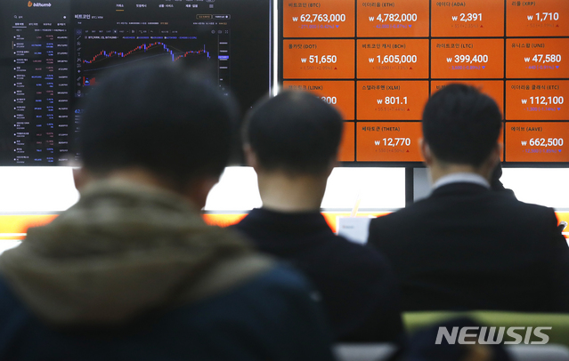 [서울=뉴시스]정병혁 기자 = 테슬라의 비트코인 결제 중단 선언이후 암호화폐 시장에 충격이 계속된 14일 오전 서울 강남구 빗썸 강남고객센터 전광판에 비트코인 시세가 표시되고 있다. 2021.05.14. jhope@newsis.com