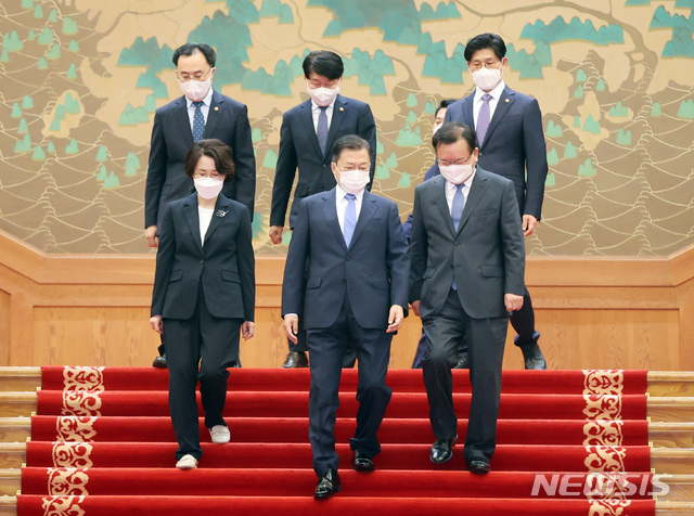 [서울=뉴시스]박영태 기자 = 문재인 대통령이 14일 오전 청와대에서 김부겸 국무총리 및 국무위원에게 임명장을 수여한 후 환담장으로 함께 이동하고 있다. 2021.05.14. since1999@newsis.com