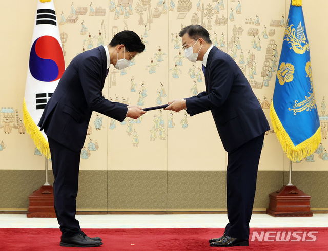 [서울=뉴시스]박영태 기자 = 문재인 대통령이 14일 오전 청와대에서 노형욱 국토교통부장관에게 임명장을 수여하고 있다. 2021.05.14. since1999@newsis.com