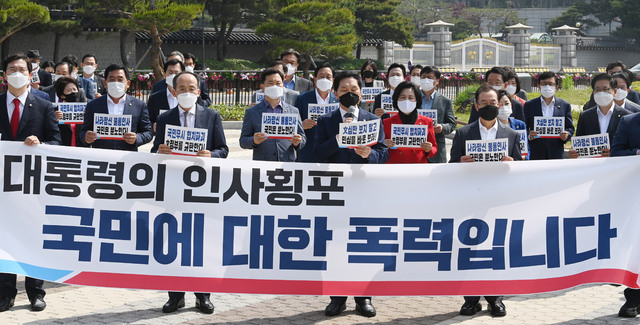 [서울=뉴시스]국회사진기자단 = 국민의힘 김기현 당 대표 권한대행 겸 원내대표가 14일 오전 서울 종로구 청와대 분수대 앞에서 열린 긴급의원총회에서 김부겸 국무총리 인준 강행을 규탄하는 발언을 하고 있다. 2021.05.14. photo@newsis.com