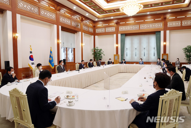 [서울=뉴시스]박영태 기자 = 문재인 대통령이 14일 오전 청와대에서 열린 더불어민주당 지도부 초청 간담회에 참석해 발언하고 있다. 2021.05.14. since1999@newsis.com