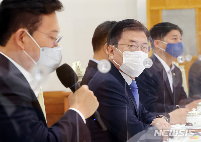 [서울=뉴시스]박영태 기자 = 문재인 대통령이 14일 오전 청와대에서 열린 더불어민주당 지도부 초청 간담회에 참석해 발언하는 송영길 대표를 바라보고 있다. 2021.05.14. since1999@newsis.com