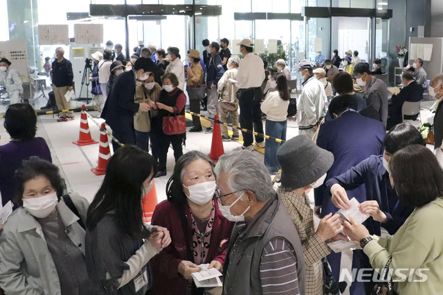 [고치=AP/뉴시스] 일본 서부 고치시에서 시민들이 4월23일 코로나19 예방접종을 예약하기 위해 대기하고 있다. 2021.05.19&nbsp; 