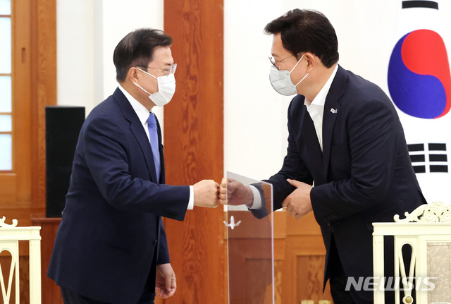 [서울=뉴시스]박영태 기자 = 문재인 대통령이 14일 오전 청와대에서 열린 더불어민주당 지도부 초청 간담회에 참석하며 송영길 대표와 인사를 나누고 있다. 2021.05.14. since1999@newsis.com