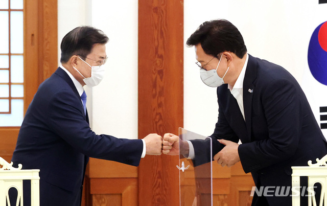 [서울=뉴시스]박영태 기자 = 문재인 대통령이 14일 오전 청와대에서 열린 더불어민주당 지도부 초청 간담회에 참석하며 송영길 대표와 인사를 나누고 있다. 2021.05.14. since1999@newsis.com