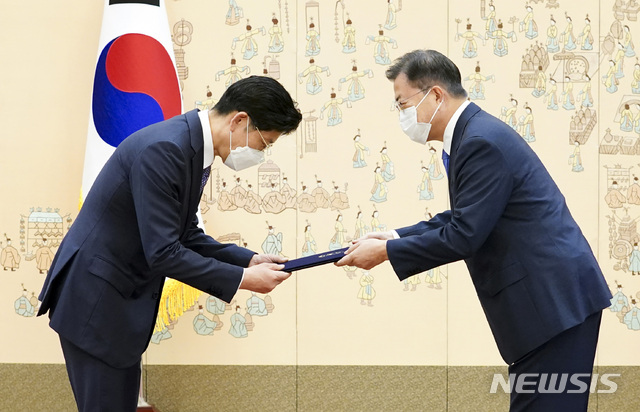 [서울=뉴시스]박영태 기자 = 문재인 대통령이 14일 오전 청와대에서 노형욱 국토교통부 장관에게 임명장을 수여하고 있다. 2021.05.14. since1999@newsis.com