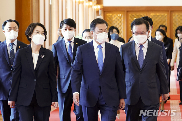 [서울=뉴시스]박영태 기자 = 문재인 대통령이 14일 오전 청와대에서 김부겸 국무총리 및 국무위원에게 임명장을 수여한 후 환담장으로 함께 이동하고 있다. 앞줄 왼쪽부터 임혜숙 과기정보통신부 장관, 문재인 대통령, 김부겸 국무총리. 뒷줄 왼쪽부터 문승욱 산업통상자원부 장관, 안경덕 고용노동부 장관, 노형욱 국토교통부 장관. 2021.05.14. since1999@newsis.com