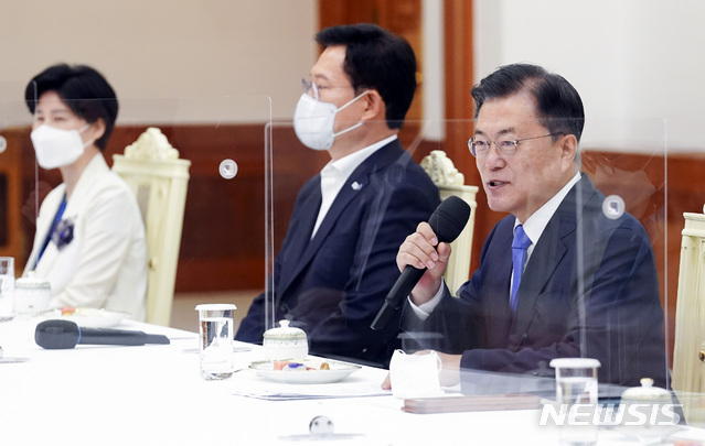 [서울=뉴시스]박영태 기자 = 문재인 대통령이 14일 오전 청와대에서 열린 더불어민주당 지도부 초청 간담회에서 발언하고 있다. 2021.05.14. since1999@newsis.com