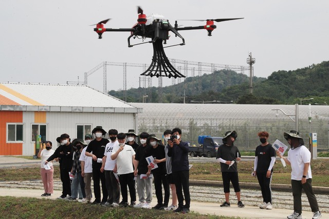 [서울=뉴시스] 드론 파종 시연회 모습. 2021.05.14. photo@newsis.com *재판매 및 DB 금지