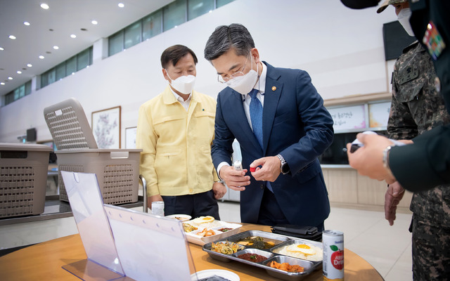 [서울=뉴시스]고범준 기자 = 서욱 국방부장관이 14일 오후 서울 용산구 국방부 영내에 있는 근무지원단을 방문, 김승호 국방부 근무지원단장으로부터 격리장병용 급식과 포장 용기 현황을 보고받고 있다. (사진=국방부 제공) 2021.05.14. photo@newsis.com *재판매 및 DB 금지