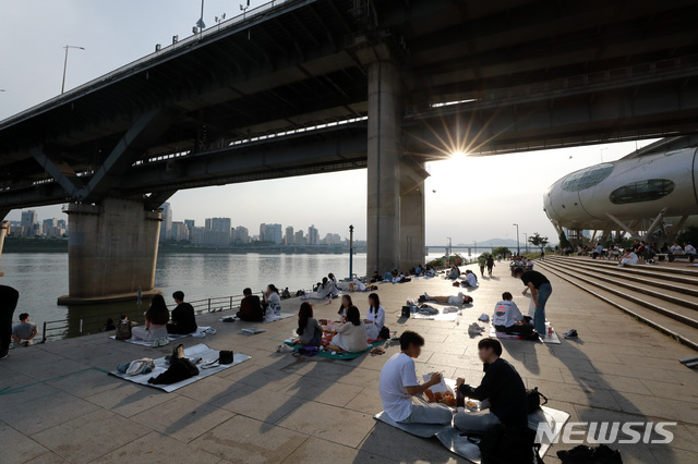 [서울=뉴시스]이영환 기자 = 서울의 낮기온이 30도 가까이 오른 14일 오후 서울 광진구 뚝섬한강공원에서 시민들이 시간을 보내고 있다. 서울시는 감염병 차단과 여름철 재해·안전사고 예방을 위해 15일부터 5개월 동안 2021 여름철 종합대책의 일환으로 한강공원에서 취식과 음주행위 자제, 조기귀가를 권고하기로 했다. 2021.05.14. 20hwan@newsis.com