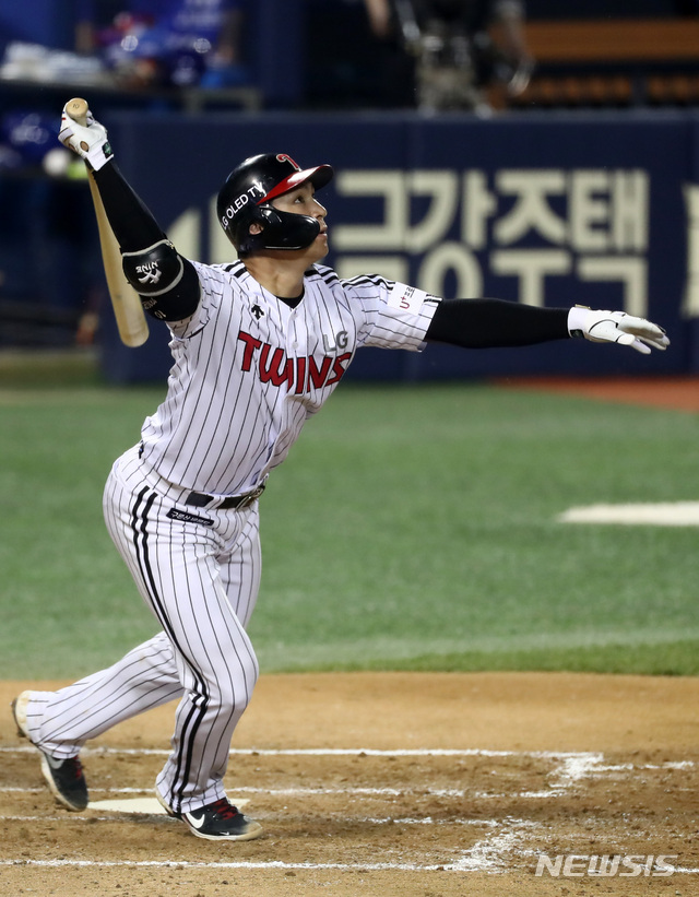 [서울=뉴시스]이영환 기자 = 14일 오후 서울 송파구 잠실야구장에서 열린 2021 KBO리그 LG 트윈스와 삼성 라이온즈의 경기, 5회말 1사 주자없는 상황에서 LG 오지환이 타격을 하고 있다. 2021.05.14. 20hwan@newsis.com