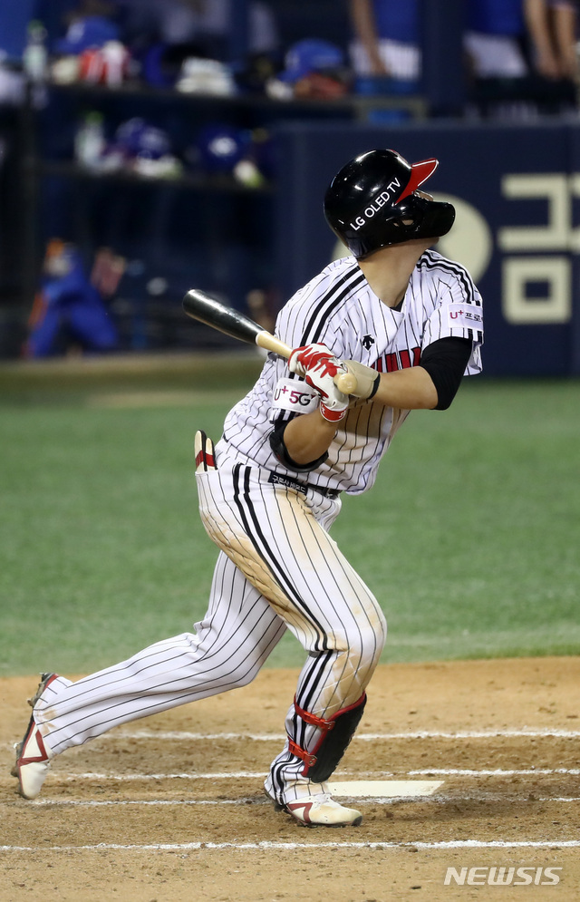 [서울=뉴시스]이영환 기자 = 14일 오후 서울 송파구 잠실야구장에서 열린 2021 KBO리그 LG 트윈스와 삼성 라이온즈의 경기, 7회말 무사 3루에서 LG 홍창기가 1타점 안타를 날리고 있다. 2021.05.14. 20hwan@newsis.com