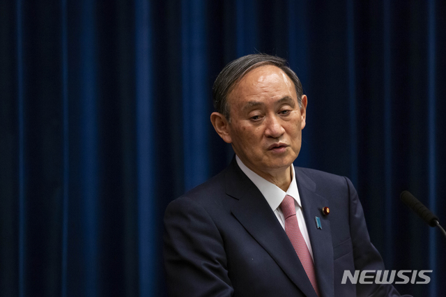 [도쿄=AP/뉴시스]지난 14일 스가 요시히데 일본 총리가 총리 관저에서 기자회견을 하고 있다. 2021.05.26. 