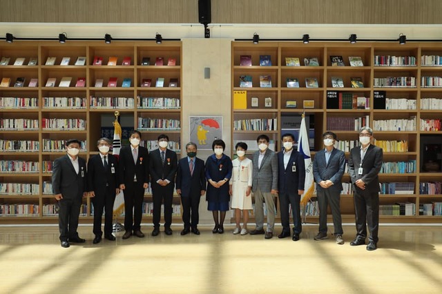 14일 경기도교육청 북부청사에서 열린 대통령 포장 전수식에서 이재정 경기도교육감이 수상자들과 기념사진을 찍고 있다. 2021.5.15. (사진=이재정 경기도교육감 페이스북 갈무리) *재판매 및 DB 금지