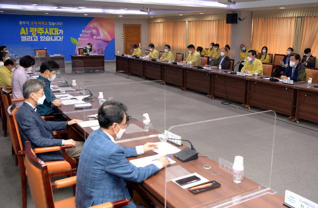 [광주=뉴시스]송창헌 기자 = 15일 오전 광주시청 중회의실에서 코로나19 민관공동대책위원회 회의가 열리고 있다. 이날 회의에서는 강화된 사회적 거리두기 1.5단계 1주일 연장과 일부 고위험 업종의 영업시간 단축 등이 논의됐다. (사진=광주시 제공) 2021.05.15 photo@newsis.com 