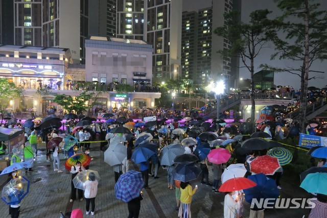[김포=뉴시스] 김동영 기자 = 경기 김포·인천 검단시민들로 구성된 김포검단교통시민연대가 15일 오후 김포시 장기동 라베니체에서 'GTX-D 원안사수 5호선 김포연장 촛불챌린지'를 하고 있다. 2021. 5.15. dy0121@newsis.com