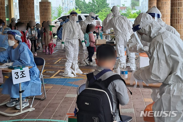 [광주=뉴시스] 김혜인 기자 = 15일 오전 광주 남구 모 초등학교에서 학생·교직원을 대상으로 코로나19 전수검사가 진행되고 있다. (사진=광주 남구 제공) 2021.05.15.photo@newsis.com 