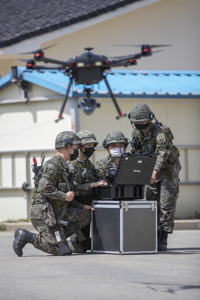 [서울=뉴시스] 오는 21일까지 육군과학화전투훈련단에서 진행되는 '신임장교 KCTC 전투훈련'에서 정보 병과 신임장교들이 전장 상황을 파악하기 위해 정찰드론을 운용하고 있다. 2021.05.16. (사진=육군 제공) *재판매 및 DB 금지