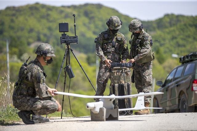 [서울=뉴시스] 오는 21일까지 육군과학화전투훈련단에서 진행되는 '신임장교 KCTC 전투훈련'에서 신임장교들이 교관과 함께 무인항공기(UAV) 장비를 운용하고 있다. 2021.05.16. (사진=육군 제공) *재판매 및 DB 금지