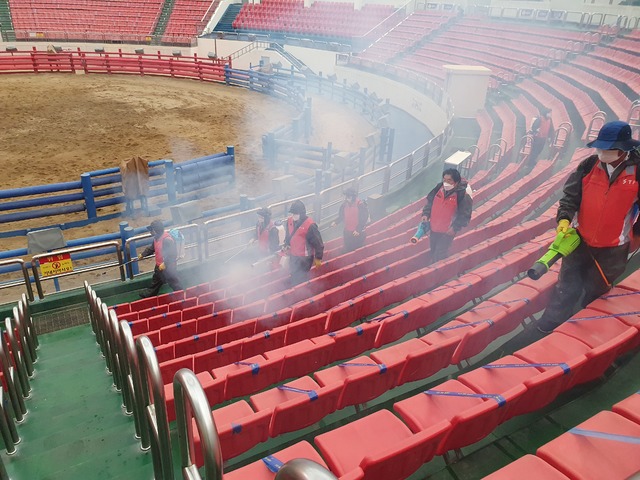 [안동=뉴시스] 지난 15일 청도소싸움장에 방역을 하고 있는 경북안전기동대. (사진=경북도 제공) 2021.05.16 *재판매 및 DB 금지
