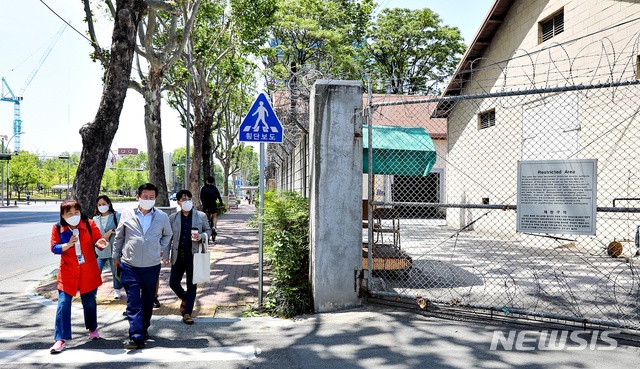 [대구=뉴시스]이지연 기자 = 류규하 대구 중구청장이 경제신화 도보길 현장 투어에 참여하고 있다. (사진=중구청 제공) 2021.05.16. photo@newsis.com