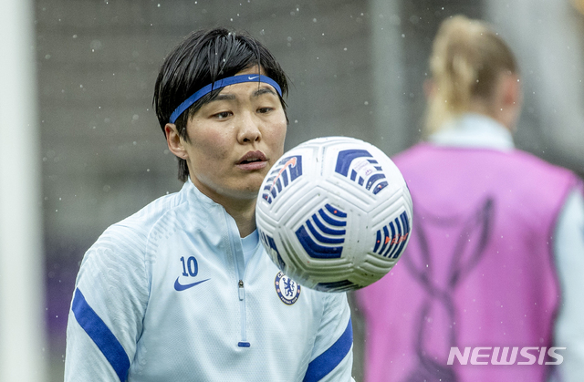 [예텐보리=AP/뉴시스] 첼시 위민의 지소연이 지난 2021년 5월 15일(한국시간) 스웨덴 예텐보리에서 FC 바르셀로나 위민과 2020~21 UEFA 위민스 챔피언스리그 결승전을 하루 앞두고 훈련에 몰두하고 있다. 2022.04.30.