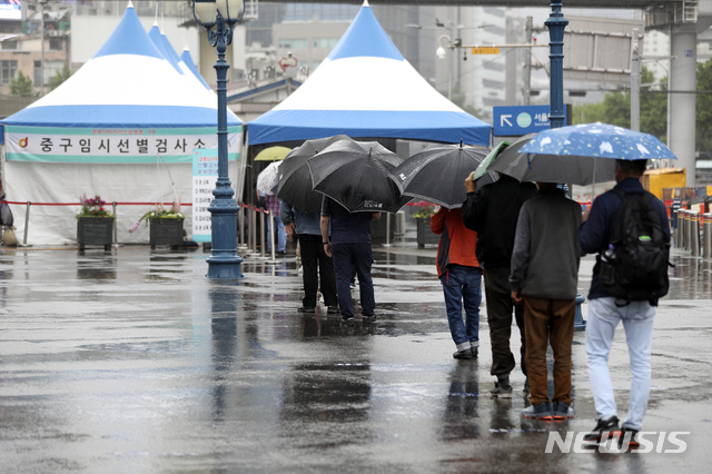 [서울=뉴시스]최진석 기자 = 코로나19 하루 신규 확진자가 주말 검사량 감소 영향 등으로 610명 확인돼 이틀째 600명대로 집계된 16일 서울 중구 서울역 광장 임시선벌검사소에서 사람들이 코로나19 검사를 받기 위해 줄지어 대기하고 있다. 2021.05.16. myjs@newsis.com