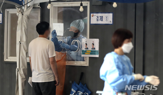 [서울=뉴시스]최진석 기자 = 코로나19 하루 신규 확진자가 주말 검사량 감소 영향 등으로 610명 확인돼 이틀째 600명대로 집계된 16일 서울 중구 서울역 광장 임시선벌검사소에서 시민이 코로나19 검사를 받고 있다. 2021.05.16. myjs@newsis.com