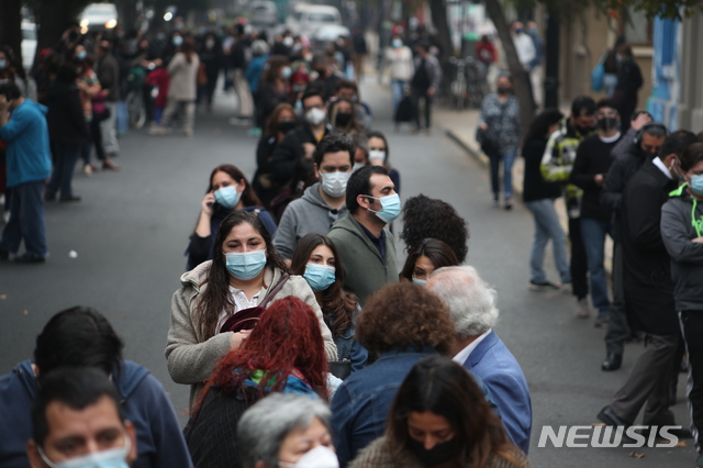 [산티아고=AP/뉴시스] 15일 칠레 수도에서 시민들이 새 헌법을 만들 제헌의회 선거에 투표하기 하기 위해 줄을 서있다 