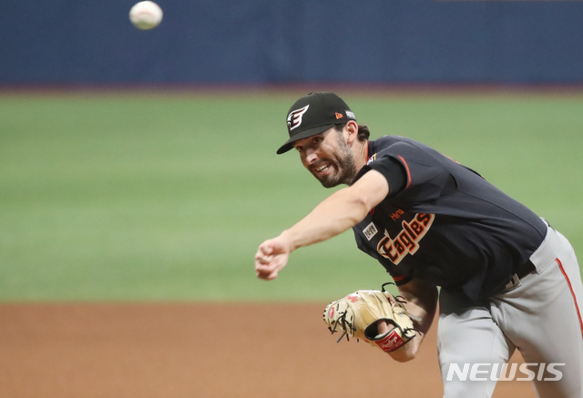 [서울=뉴시스]조수정 기자 = 16일 오후 서울 고척스카이돔에서 열린 프로야구 2021 신한은행 SOL KBO리그 키움히어로즈 대 한화이글스 경기, 1회말 한화 선발 카펜터가 역투하고 있다. 2021.05.16. chocrystal@newsis.com