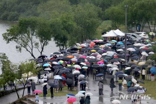 [서울=뉴시스]김병문 기자 = 지난 16일 오후 서울 서초구 반포한강공원 수상택시 승강장 인근에서 열린 '고 손정민 군을 위한 평화집회'에서 참가자들이 진상규명을 촉구하고 있다. 2021.05.16. dadazon@newsis.com