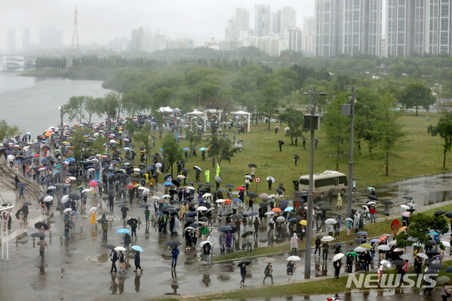 [서울=뉴시스]김병문 기자 = 16일 오후 서울 서초구 반포한강공원 수상택시 승강장 인근에서 열린 '고 손정민 군을 위한 평화집회'에서 참가자들이 진상규명을 촉구하고 있다. 2021.05.16. dadazon@newsis.com