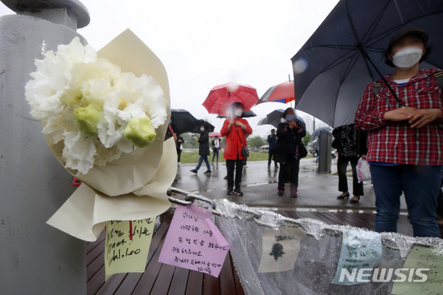 [서울=뉴시스]김병문 기자 = 지난 16일 오후 서울 서초구 반포한강공원 수상택시 승강장 인근에서 열린 A씨를 위한 평화집회 참가자들이 진상규명을 촉구하고 있다. 2021.05.16. dadazon@newsis.com