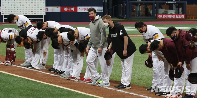 [서울=뉴시스]조수정 기자 = 16일 오후 서울 고척스카이돔에서 열린 프로야구 2021 신한은행 SOL KBO리그 키움히어로즈 대 한화이글스 경기, 5대1로 승리한 키움 홍원기 감독과 요키시 등 선수들이 인사하고 있다. 2021.05.16. chocrystal@newsis.com