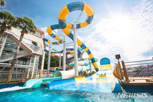 [서울=뉴시스]경남 거제시 소노캄 거제 '오션어드벤처'의 '부메랑고 슬라이드'