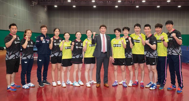 [서울=뉴시스]대한탁구협회 유승민 회장과 대표팀 선수단.(사진=대한탁구협회 제공) *재판매 및 DB 금지