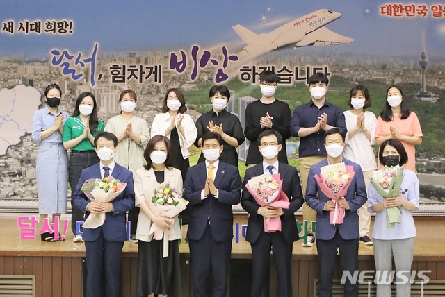 [대구=뉴시스]이지연 기자 = 달서인재육성장학재단은 스승의날을 기념해 달서으뜸스승상을 선정해 시상했다. (사진=달서구청 제공) 2021.05.17. photo@newsis.com