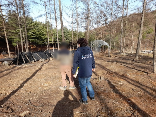 [수원=뉴시스] 경기도 특별사법경찰단 산지 무단훼손 단속 현장. (사진=경기도 제공) *재판매 및 DB 금지