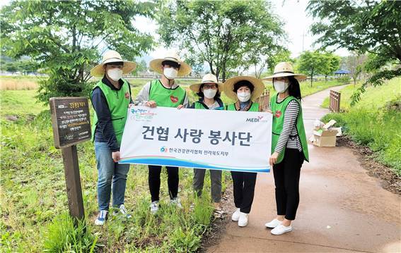 [전주=뉴시스]윤난슬 기자 = 한국건강관리협회 전북지부는 최근 전주시 산천동 농협 공판장 앞, 완주군 두방마을 앞, 롯데백화점 앞 등 3곳에 모두 2000본의 노랑꽃창포를 심었다고 20일 밝혔다.(사진=건협 전북지부 제공) *재판매 및 DB 금지