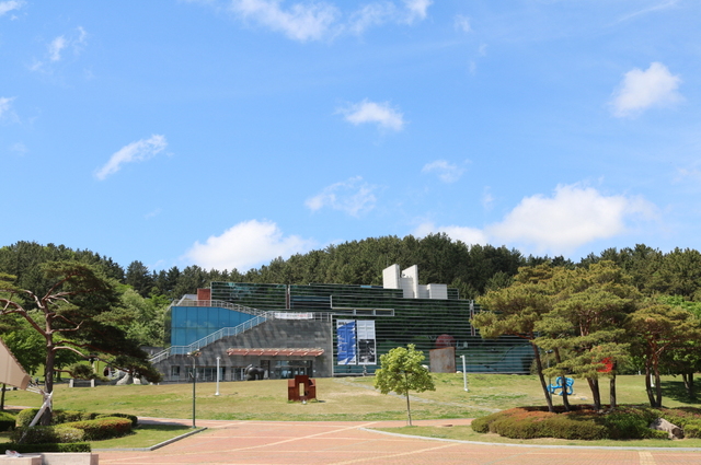 [포항=뉴시스] 강진구 기자 = 경북 포항시는 환호공원 소재 포항시립미술관 제2관 증축 사업이 ‘2021년 상반기 문화체육관광부 공립미술관 설립타당성 사전평가’를 통과했다고 17일 밝혔다.사진은 포항시립미술관.(사진=포항시 제공) 2021.05.17.photo@newsis.com *재판매 및 DB 금지