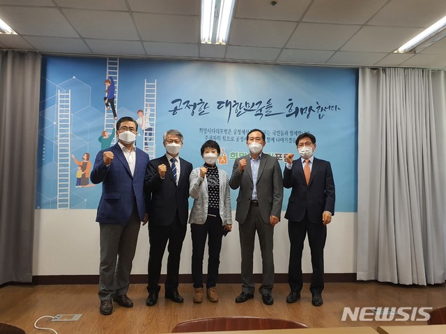 [광주=뉴시스] 배상현기자=더불어민주당 민형배 국회의원(광산구을)이 17일 오전 서구 치평동 ‘희망사다리포럼’을 방문해 포럼 공동대표 등 지도부들과 환담하고 ‘민주정권 재창출’의 의지를 다졌다. 2021.05.17 (사진=희망사다리포럼 제공) praxis@newsis.com 