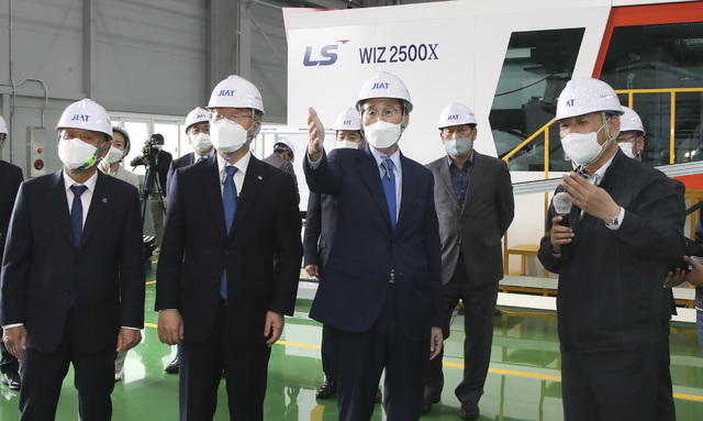 [전주=뉴시스] 17일 전북 군산 자동차융합기술원에서 열린 전라북도-경기도 자동차 대체인증부품 활성화를 위한 업무협약 체결식에 송하진 전북도지사와 이재명 경기도지사가 협약식을 갖고 대체인증부품 지원센터를 둘러보고 있다. 2021.05.17 (사진= 전라북도청 제공) photo@newsis.com *재판매 및 DB 금지