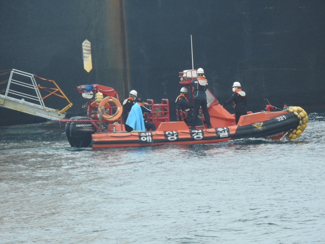 응급환자를 신속하게 이송하는 해경 (사진=군산해경 제공) *재판매 및 DB 금지