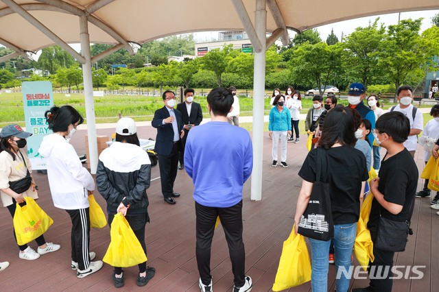 지난 15일 한강시민공원 삼패지구에서 진행된 '플로깅 DAY' 행사에서 조광한 남양주시장과 동네마실 플로깅단이 이야기를 나누고 있다. (사진=남양주시 제공)