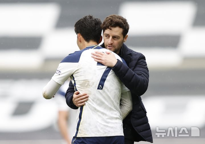 [런던=AP/뉴시스]토트넘서 한솥밥 먹은 손흥민과 메이슨. 2021.05.16.