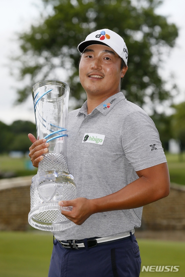 [매키니=AP/뉴시스]이경훈이 16일(현지시간) 미 텍사스주 매키니의 TPC 크레이그 랜치에서 열린 미국프로골프(PGA) 투어 AT&T 바이런 넬슨 18번 그린에서 우승컵을 들고 기념 촬영하고 있다. 이경훈은 최종합계 25언더파 263타로 샘 번스(미국)를 3타 차로 따돌리고 생애 첫 PGA 우승을 차지했다. 2021.05.17.