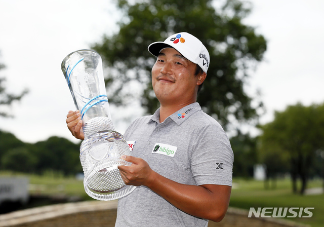 [매키니=AP/뉴시스]이경훈이 16일(현지시간) 미 텍사스주 매키니의 TPC 크레이그 랜치에서 막을 내린 미국프로골프(PGA) 투어 AT&T 바이런 넬슨 에서 우승, 트로피를 들고 포즈를 취하고 있다. 이경훈은 최종합계 25언더파 263타로 샘 번스(미국)를 3타 차로 따돌리고 생애 첫 PGA 우승을 차지했다. 2021.05.17.